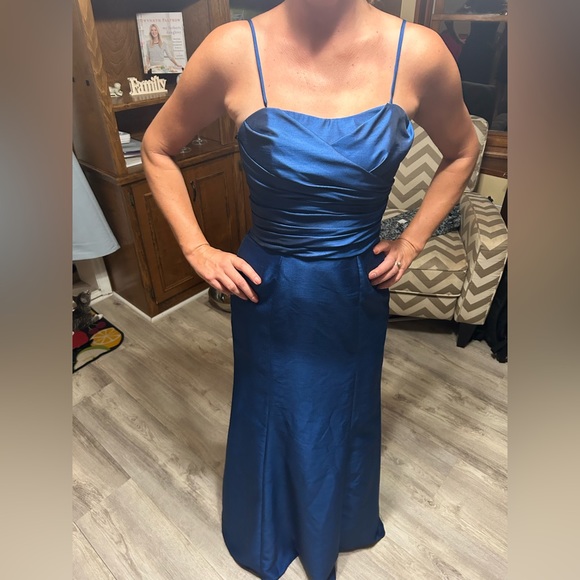 Blue shimmer gown - Picture 3 of 8